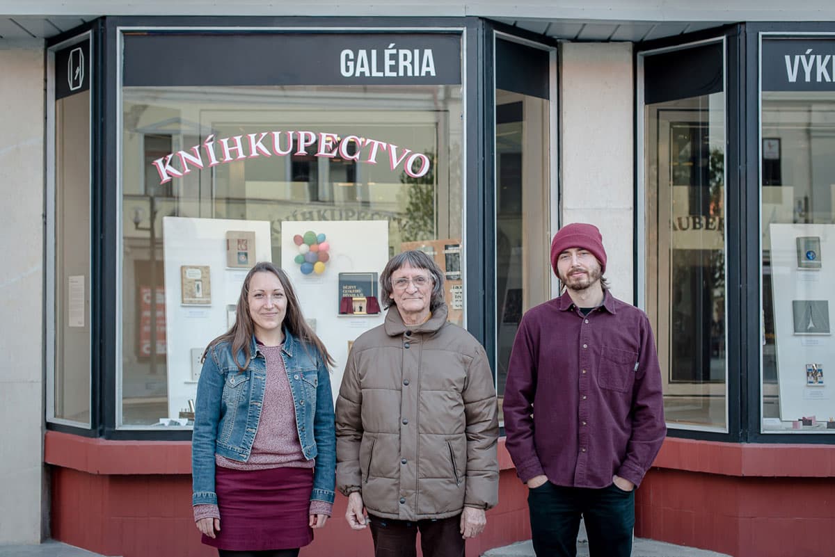 Z vernisáže výstavy Kníhkupectvo Laubert, Galéria Výklad, Trnava, 2021, zľava: Annamária Juhásová, Otis Laubert, Dominik Hlatký