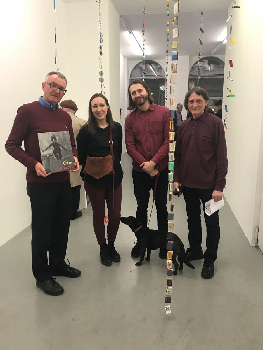 Z vernisáže výstavy Druhá návšteva, Knoll Gallery, Viedeň, 2023, zľava: Hans Knoll, Annamária Juhásová, Dominik Hlatký, Otis Laubert