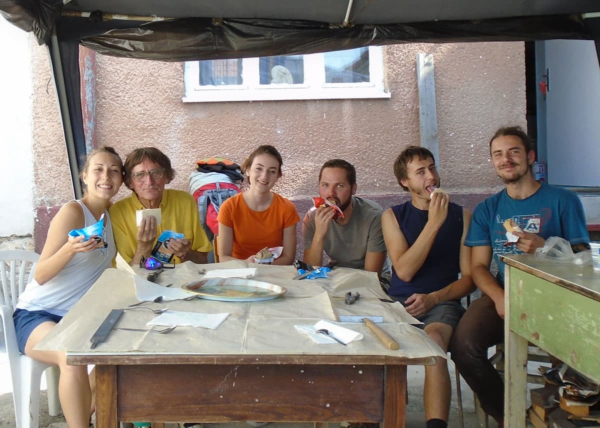 V ateliéri Otisa Lauberta, 2014, zľava: Annamária Juhásová, Otis Laubert, Inés Ivančíková (rod. Andučičová), Matúš Roman, Dominik Hlatký, Samuel Kollárik